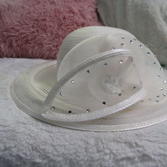 Vintage white woven mesh hat with crystal decorations and bow with accents - Picture 2 of 15